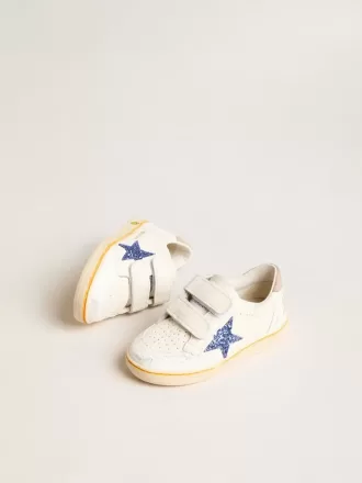 Junior Ball Star mit blauem Glitzerstern und beigem Wildleder-Fersenlasche Junior Ball Star mit blauem Glitzerstern und beigem Wildleder-Fersenlasche