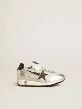 Junior Marathon aus silbernem Nylon mit schwarzem Stern und Lederlasche an der Ferse