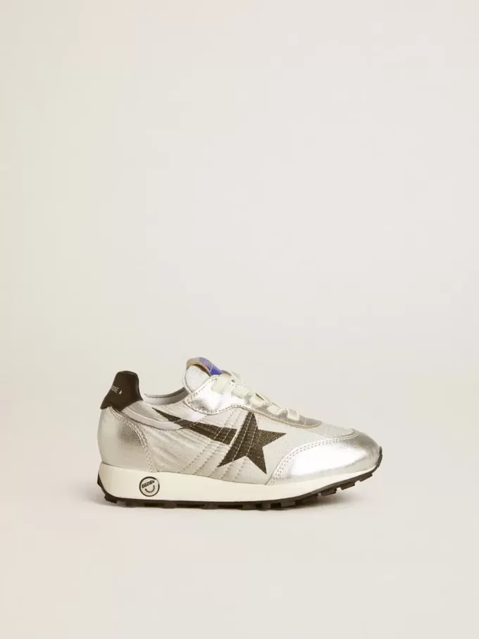 Junior Marathon aus silbernem Nylon mit schwarzem Stern und Lederlasche an der Ferse