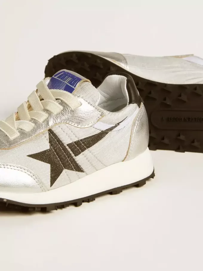 Junior Marathon aus silbernem Nylon mit schwarzem Stern und Lederlasche an der Ferse