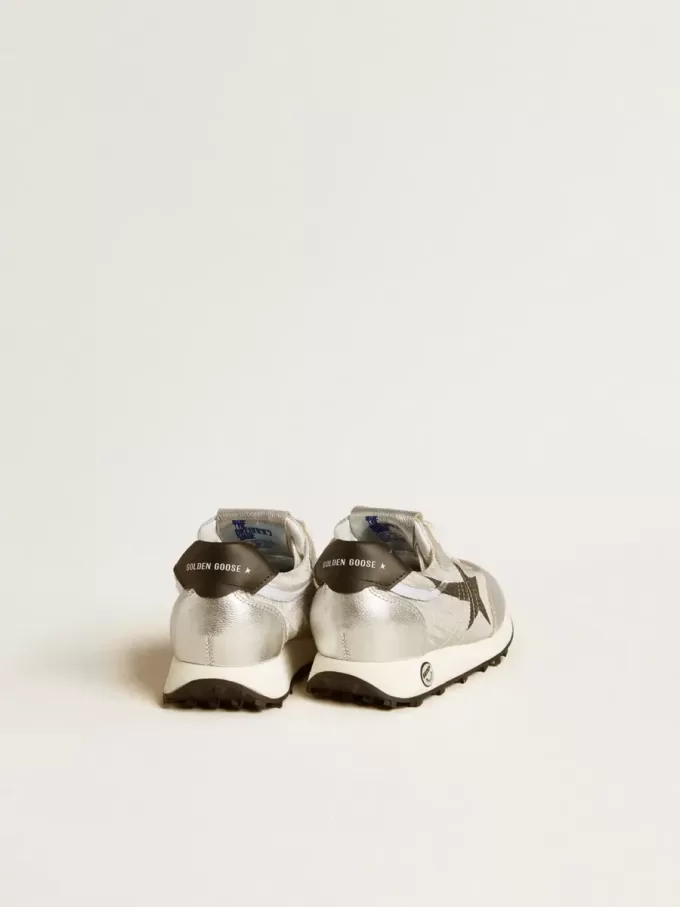Junior Marathon aus silbernem Nylon mit schwarzem Stern und Lederlasche an der Ferse