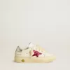 Junior May mit fuchsiafarbenem Glitzerstern und metallischer Lederlasche am Absatz