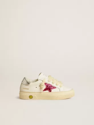 Junior May mit fuchsiafarbenem Glitzerstern und metallischer Lederlasche am Absatz