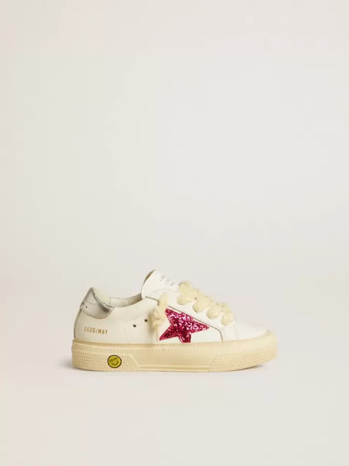 Junior May mit fuchsiafarbenem Glitzerstern und metallischer Lederlasche am Absatz
