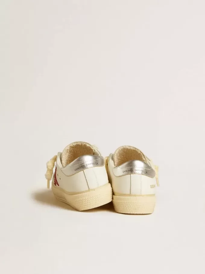 Junior May mit fuchsiafarbenem Glitzerstern und metallischer Lederlasche am Absatz