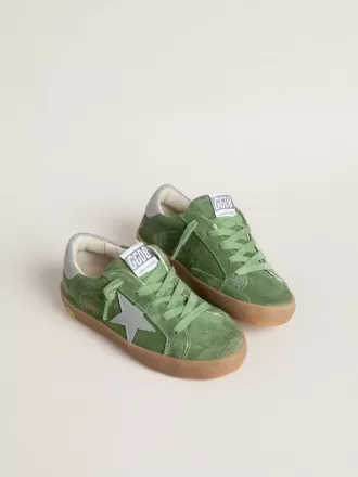 Junior Super-Star aus grünem Wildleder mit babyblauem Stern und Fersenlasche Junior Super-Star aus grünem Wildleder mit babyblauem Stern und Fersenlasche