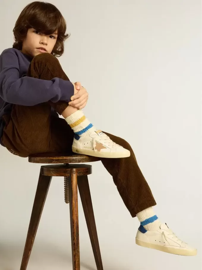 Junior Super-Star aus Nappaleder mit beigem Stern und blauer Fersenlasche Junior Super-Star aus Nappaleder mit beigem Stern und blauer Fersenlasche