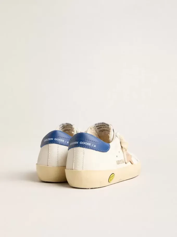 Junior Super-Star aus Nappaleder mit beigem Stern und blauer Fersenlasche Junior Super-Star aus Nappaleder mit beigem Stern und blauer Fersenlasche