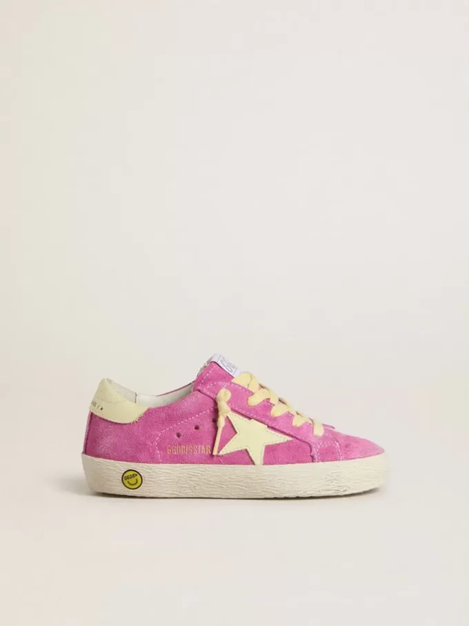 Junior Super-Star aus rosa Wildleder mit hellgelbem Stern und Fersenlasche Junior Super-Star aus rosa Wildleder mit hellgelbem Stern und Fersenlasche