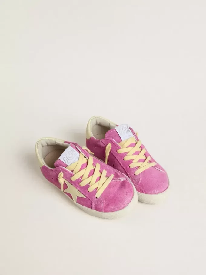 Junior Super-Star aus rosa Wildleder mit hellgelbem Stern und Fersenlasche Junior Super-Star aus rosa Wildleder mit hellgelbem Stern und Fersenlasche