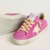Junior Super-Star aus rosa Wildleder mit hellgelbem Stern und Fersenlasche Junior Super-Star aus rosa Wildleder mit hellgelbem Stern und Fersenlasche