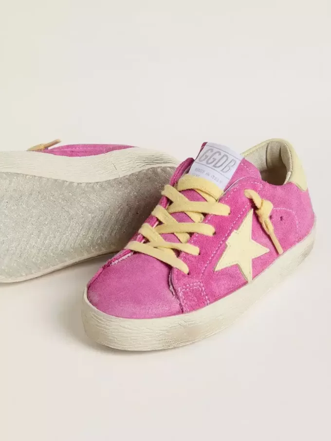 Junior Super-Star aus rosa Wildleder mit hellgelbem Stern und Fersenlasche Junior Super-Star aus rosa Wildleder mit hellgelbem Stern und Fersenlasche