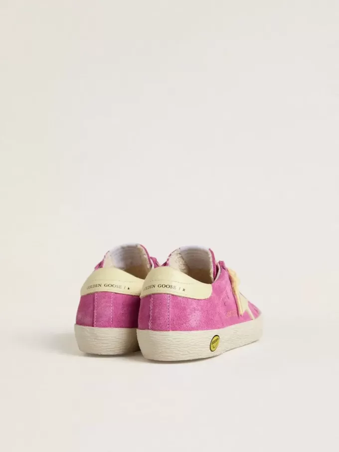 Junior Super-Star aus rosa Wildleder mit hellgelbem Stern und Fersenlasche Junior Super-Star aus rosa Wildleder mit hellgelbem Stern und Fersenlasche