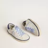 Junior Super-Star aus weißem Leder mit blauem Wildleder-Fersenriemen Junior Super-Star aus weißem Leder mit blauem Wildleder-Fersenriemen