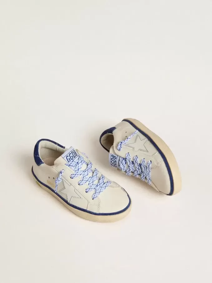 Junior Super-Star aus weißem Leder mit blauem Wildleder-Fersenriemen Junior Super-Star aus weißem Leder mit blauem Wildleder-Fersenriemen