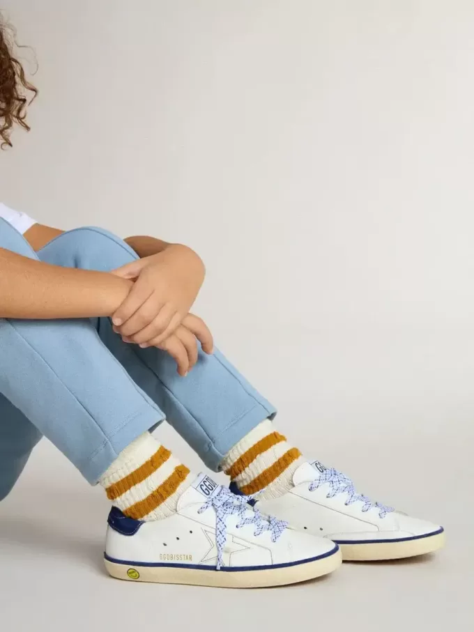 Junior Super-Star aus weißem Leder mit blauem Wildleder-Fersenriemen Junior Super-Star aus weißem Leder mit blauem Wildleder-Fersenriemen