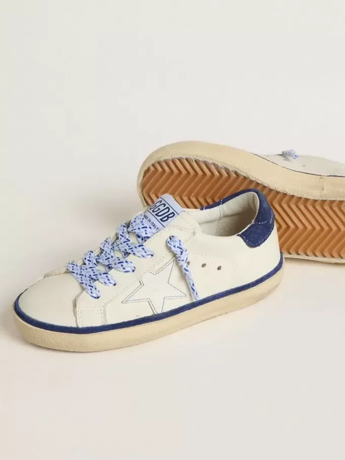 Junior Super-Star aus weißem Leder mit blauem Wildleder-Fersenriemen Junior Super-Star aus weißem Leder mit blauem Wildleder-Fersenriemen