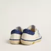 Junior Super-Star aus weißem Leder mit blauem Wildleder-Fersenriemen Junior Super-Star aus weißem Leder mit blauem Wildleder-Fersenriemen