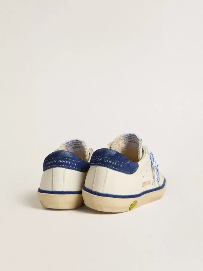 Junior Super-Star aus weißem Leder mit blauem Wildleder-Fersenriemen Junior Super-Star aus weißem Leder mit blauem Wildleder-Fersenriemen
