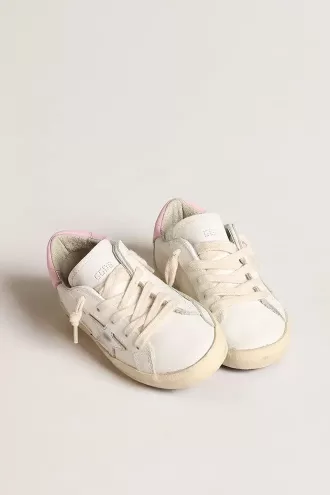Junior Super-Star aus weißem Leder mit silbermetallischem Stern und rosa Fersenlasche