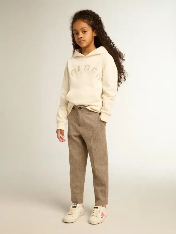 Kapuzensweatshirt in Altweiß mit Aufnähern Kapuzensweatshirt in Altweiß mit Aufnähern