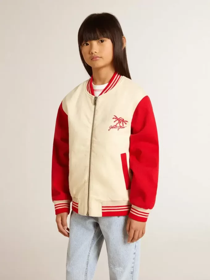 Kinder-Bomberjacke aus beiger und roter Baumwolle mit Stickerei auf der Brust Kinder-Bomberjacke aus beiger und roter Baumwolle mit Stickerei auf der Brust