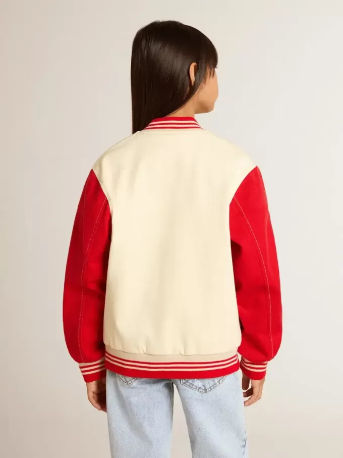 Kinder-Bomberjacke aus beiger und roter Baumwolle mit Stickerei auf der Brust Kinder-Bomberjacke aus beiger und roter Baumwolle mit Stickerei auf der Brust