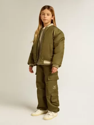 Kinder-Bomberjacke aus militärgrünem Nylon mit Schriftzug auf dem Rücken