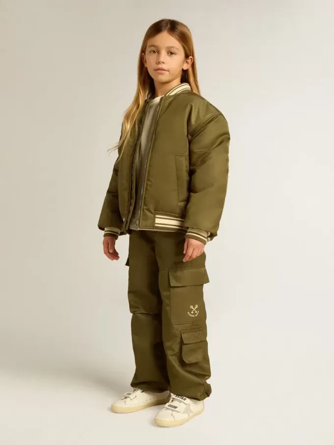 Kinder-Bomberjacke aus militärgrünem Nylon mit Schriftzug auf dem Rücken