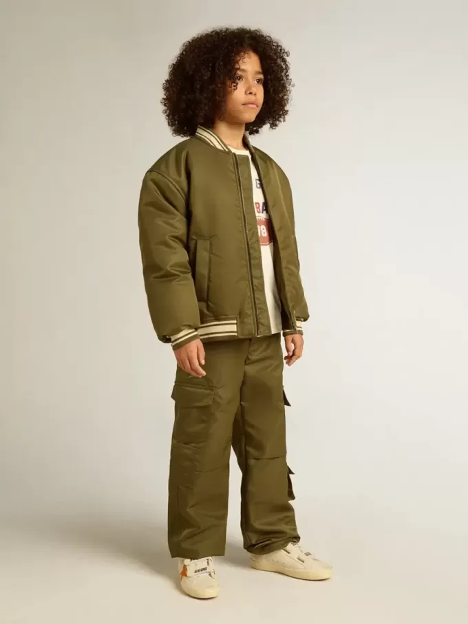 Kinder-Bomberjacke aus militärgrünem Nylon mit Schriftzug auf dem Rücken
