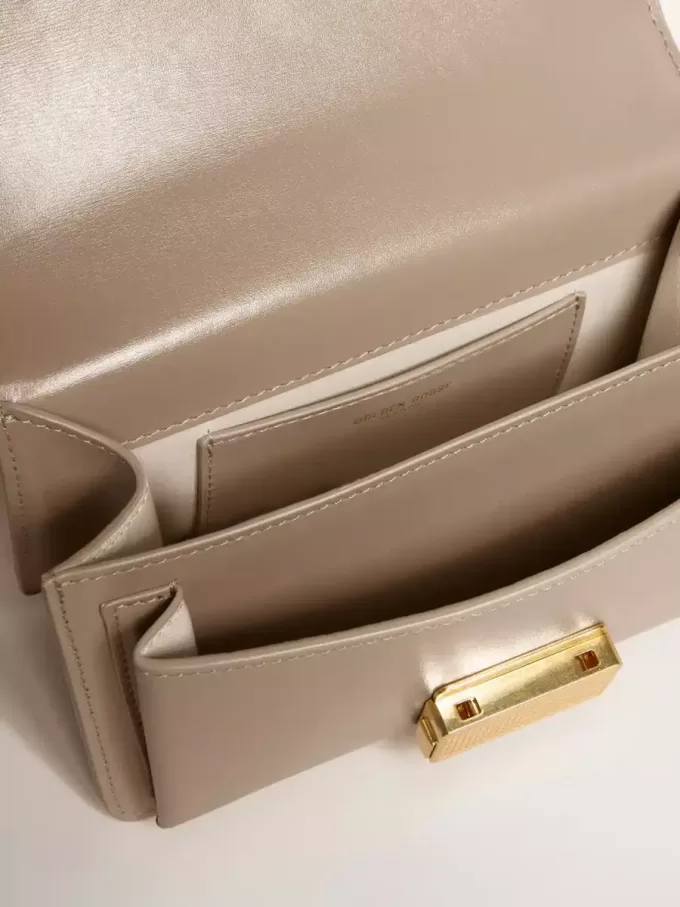 Kleine Venezia-Tasche aus beigem Leder mit Golddetails
