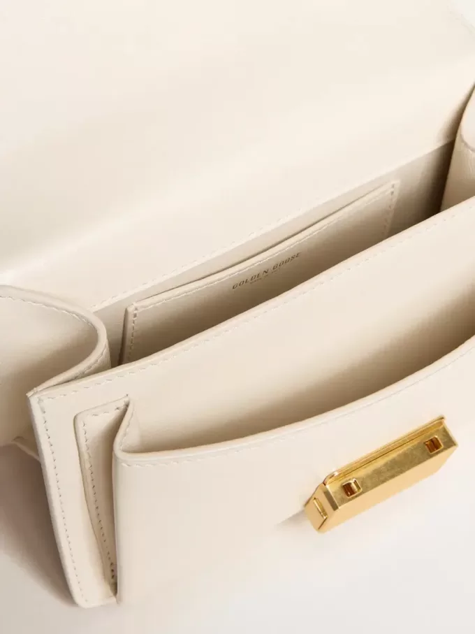 Kleine Venezia-Tasche aus butterfarbenem Leder mit geflochtenem Schal