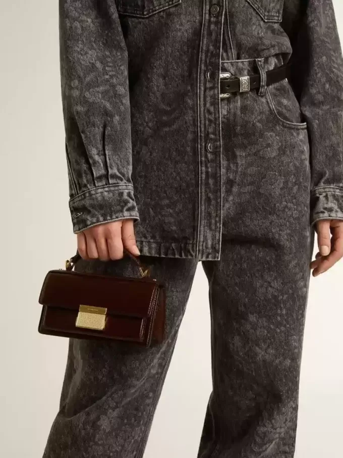 Kleine Venezia-Tasche aus dunkelbraunem laminiertem Leder mit goldenen Details