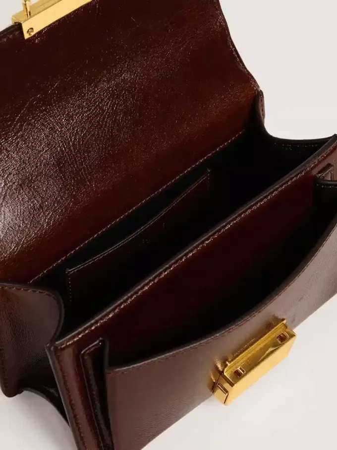 Kleine Venezia-Tasche aus dunkelbraunem laminiertem Leder mit goldenen Details
