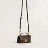 Kleine Venezia-Tasche aus dunkelbraunem Leder mit goldener Schnalle