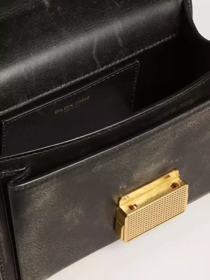 Kleine Venezia-Tasche aus dunkelbraunem Leder mit goldener Schnalle