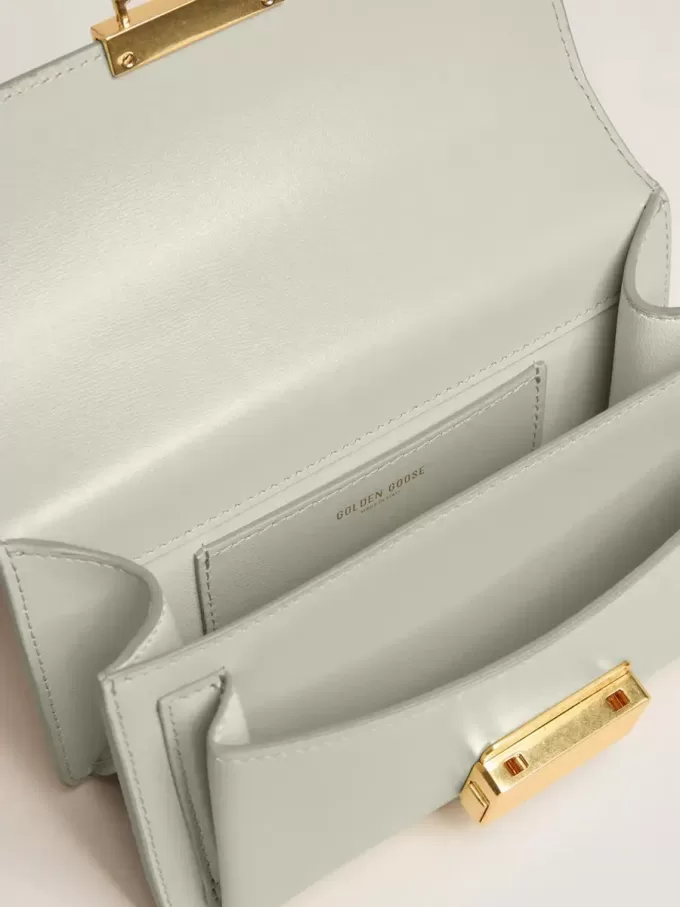 Kleine Venezia-Tasche aus mineralgrauem Leder mit Golddetails