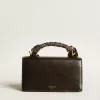 Kleine Venezia-Tasche aus schwarzem Leder mit Seidenschal