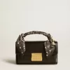 Kleine Venezia-Tasche aus schwarzem Leder mit Seidenschal und Anhänger