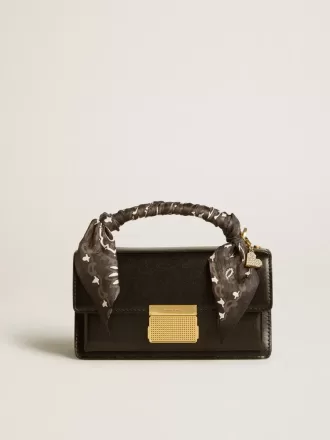 Kleine Venezia-Tasche aus schwarzem Leder mit Seidenschal und Anhänger