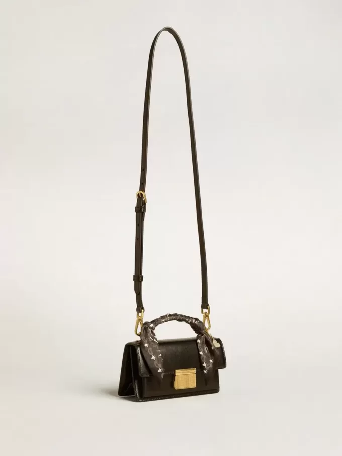 Kleine Venezia-Tasche aus schwarzem Leder mit Seidenschal und Anhänger