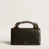 Kleine Venezia-Tasche aus schwarzem Leder mit Seidenschal und Anhänger