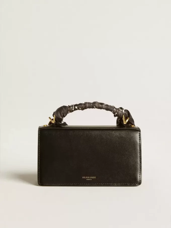 Kleine Venezia-Tasche aus schwarzem Leder mit Seidenschal und Anhänger