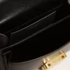 Kleine Venezia-Tasche aus schwarzem Leder mit Seidenschal und Anhänger