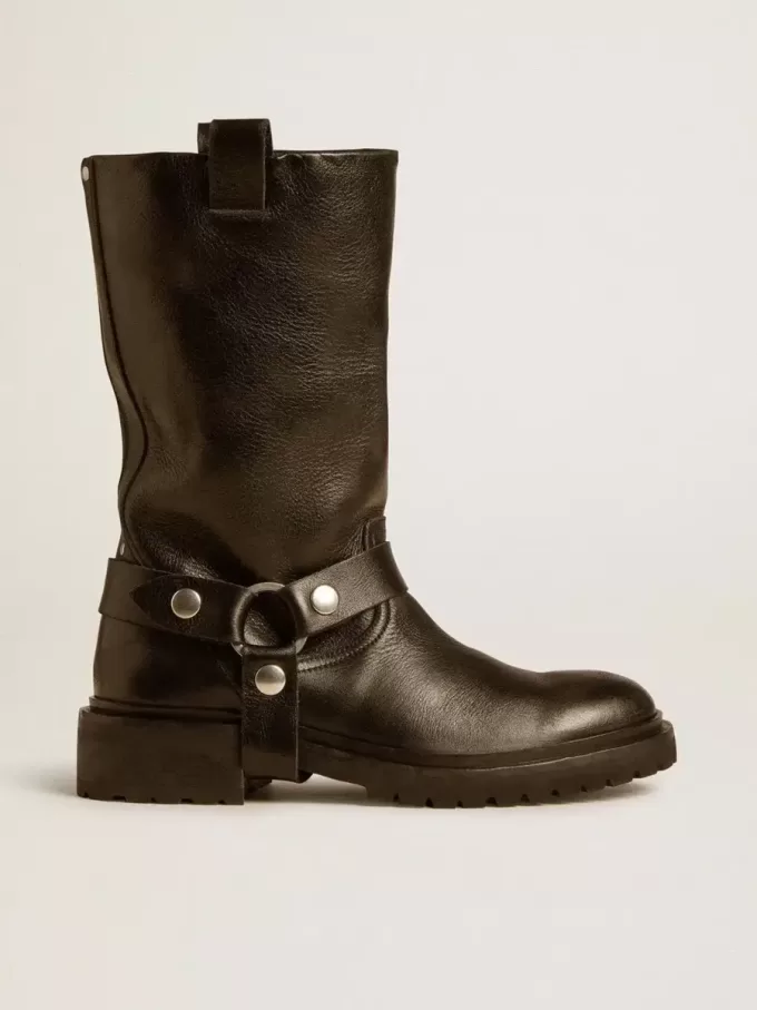 Kurt-Stiefel aus glänzendem schwarzem Leder mit silberfarbenen Schnallen und Nieten