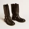 Kurt-Stiefel aus glänzendem schwarzem Leder mit silberfarbenen Schnallen und Nieten
