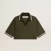 Kurz geschnittenes Damen-Polohemd aus militärgrünem Jersey mit Stickerei