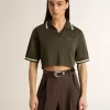 Kurz geschnittenes Damen-Polohemd aus militärgrünem Jersey mit Stickerei