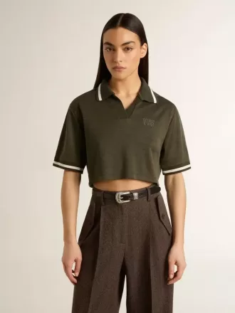 Kurz geschnittenes Damen-Polohemd aus militärgrünem Jersey mit Stickerei