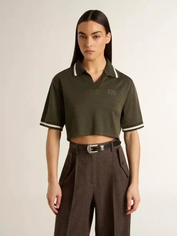 Kurz geschnittenes Damen-Polohemd aus militärgrünem Jersey mit Stickerei